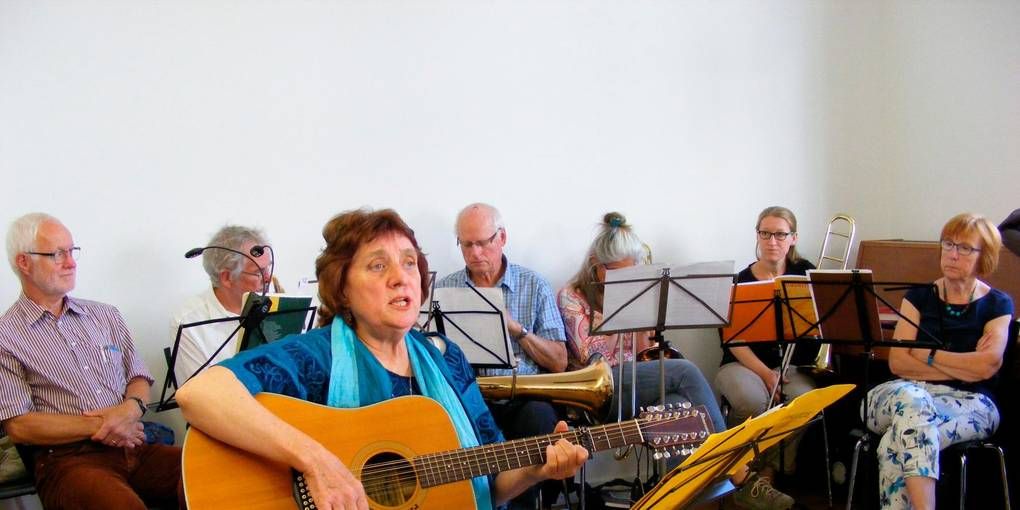 Der Evangelische Posaunenchor (im Hintergrund) und Lee Bach-Bayram erfüllen Ilse Staude einige Liedwünsche.