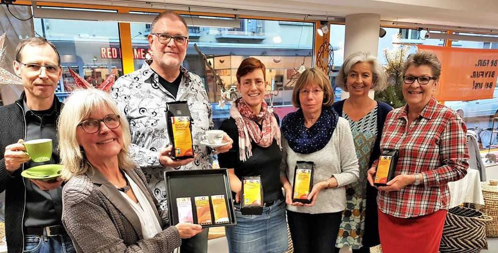 Werner Braun, Karin Solms-Turski, Uwe Koperlik, Katrin Schlechtriemen, Sigrid Kehm, Claudia Heimbach und Angelika Körner (von links) mit den “süßen Schwestern” des Justus-Kaffees.