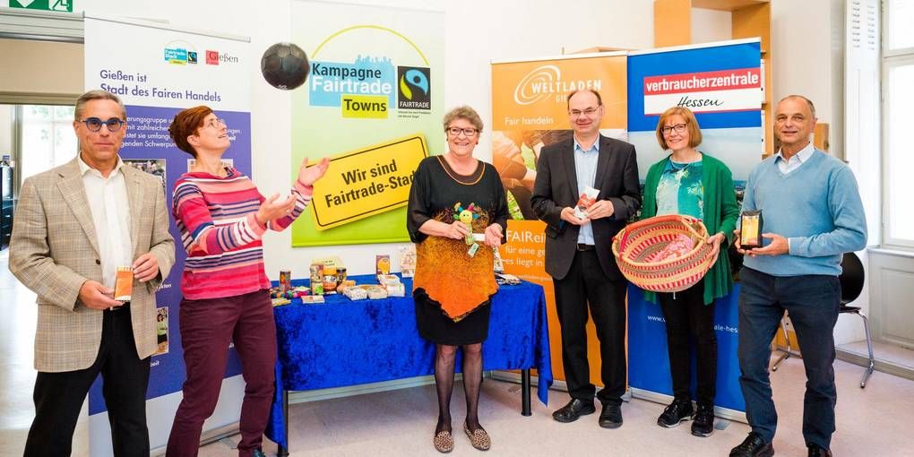 Über die Faire Woche informieren (v. l.) Hartmut Heidl (Stadt Gießen), Katrin Schlechtriemen und Angelika Körner (Weltladen), Michael Bassemir (Büro Bürgerbeteiligung ), Heidi Schneider (Verbraucherzentrale) und Pfarrer Gerd Tuchscherer (Kirchenladen).