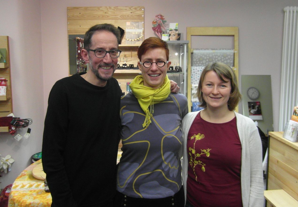 Durch den Abend führten (von links) Marc Colavincenzo (ehemals Weinrebe am Lindenplatz), Katrin Schlechtriemen (Ladenkoordinatorin des Weltladens) und Cristina Pflaum, Fair-Handels-Beraterin bei Weltläden in Hessen e.V.