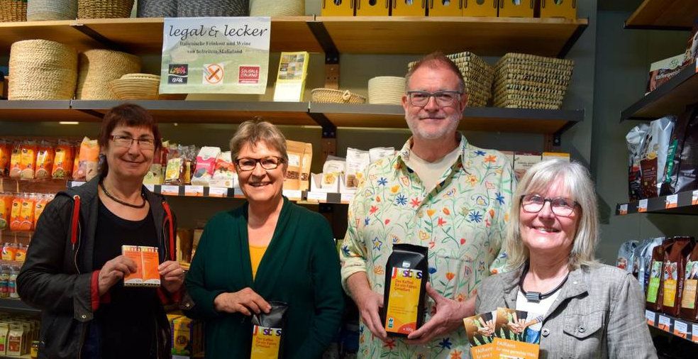 Stadträtin Astrid Eibelshäuser, Weltladen-Bildungsreferentin Angelika Körner, Gipanic-Vorsitzender Uwe Koperlik und Weltladen-Mitarbeiterin Karin Solms-Turski (von links) stellen drei Projekte aus Nicaragua vor und präsentieren den “Justus-Kaffee” und die “Schokolade für ein faires G(en)ießen”.