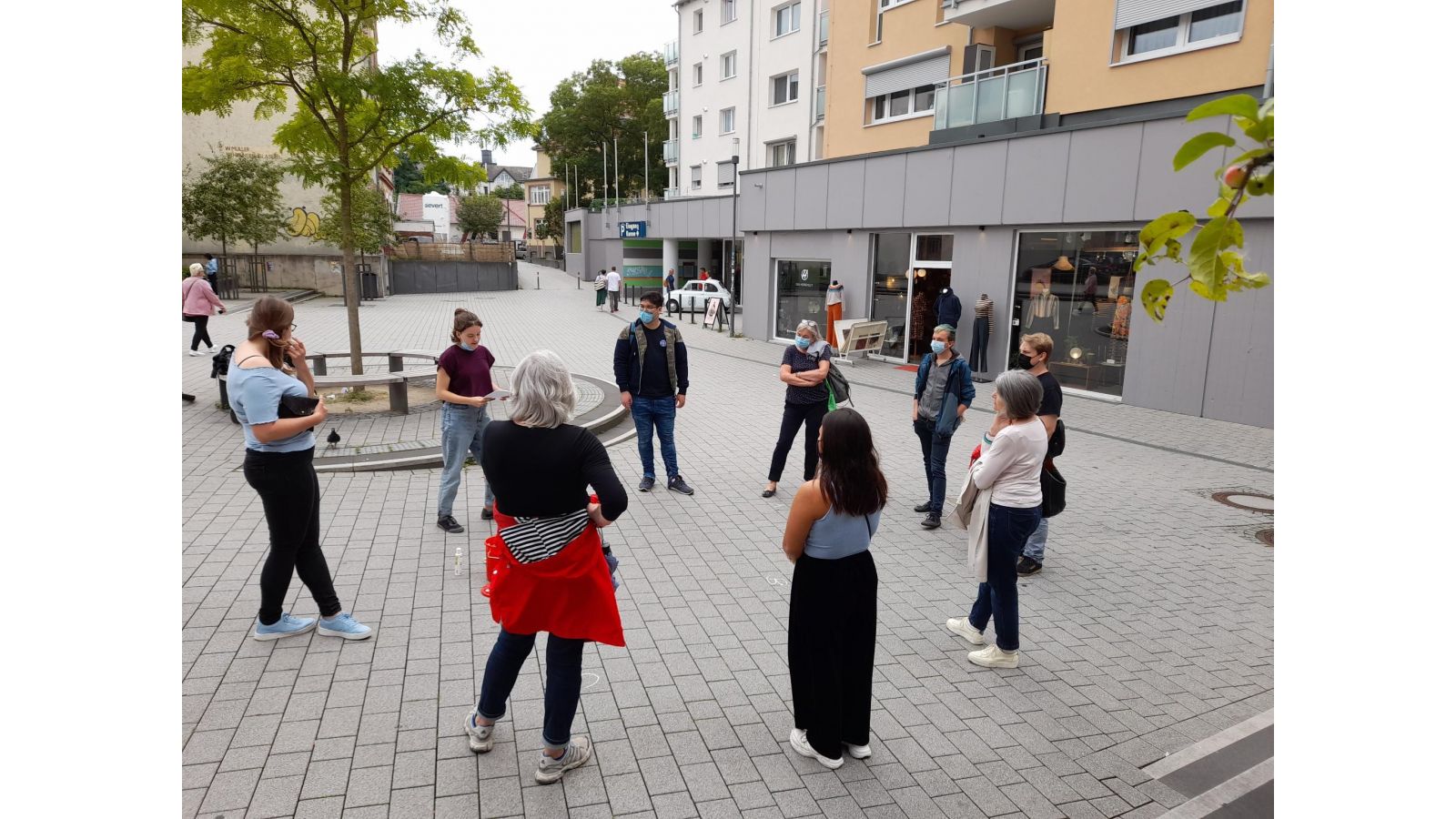 Die Bildungsgruppe und das Team vom Weltladen Gießen beim ersten weltbewussten Stadtrundgang des Jahres