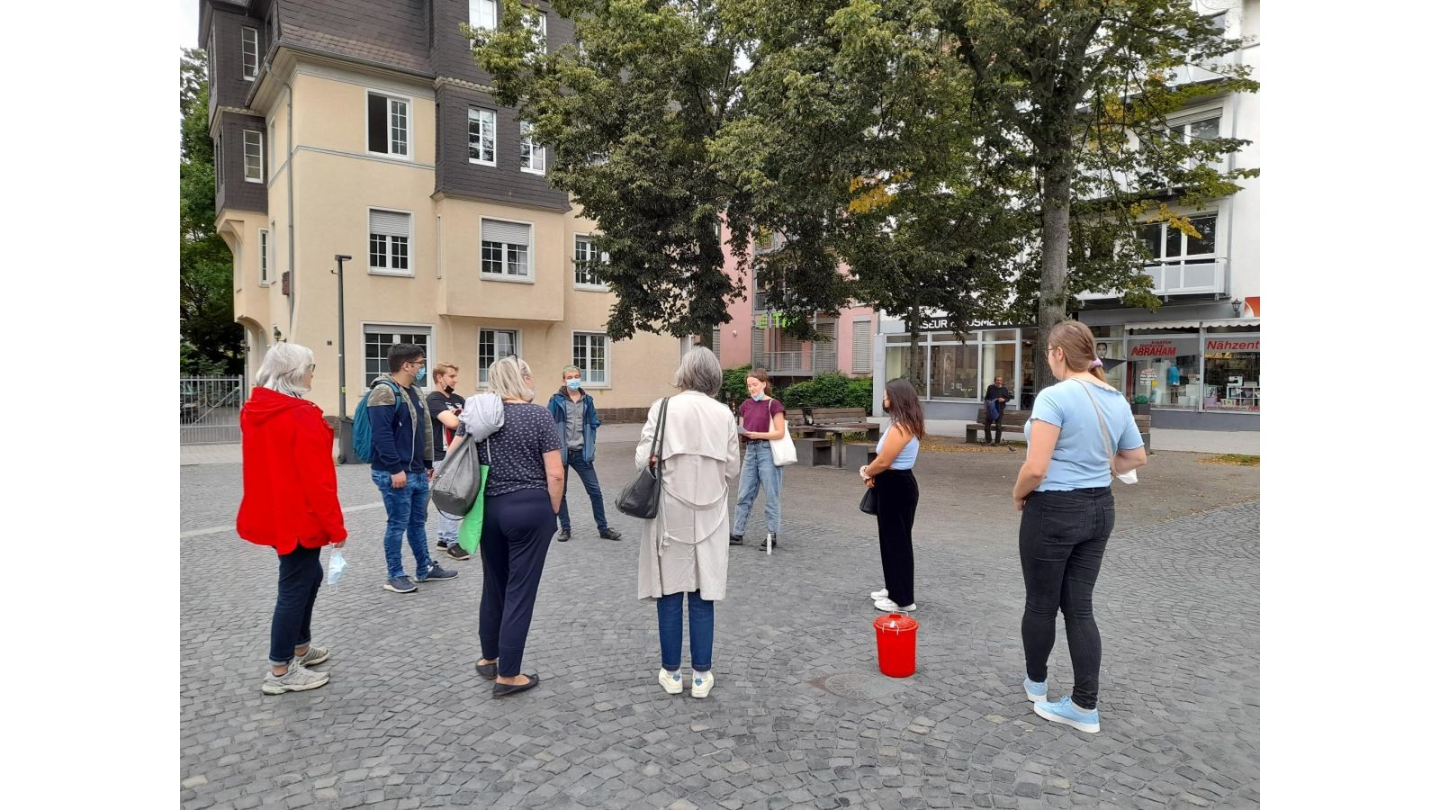 Die Bildungsgruppe Gießen und das Team vom Weltladen beim ersten weltbewussten Stadtrundgang des Jahres